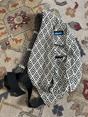 Kavu Black and White Shoulder Bag